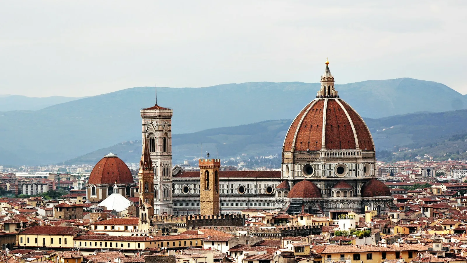 Toits de Florence et dôme de la cathédrale vus depuis les hauteurs