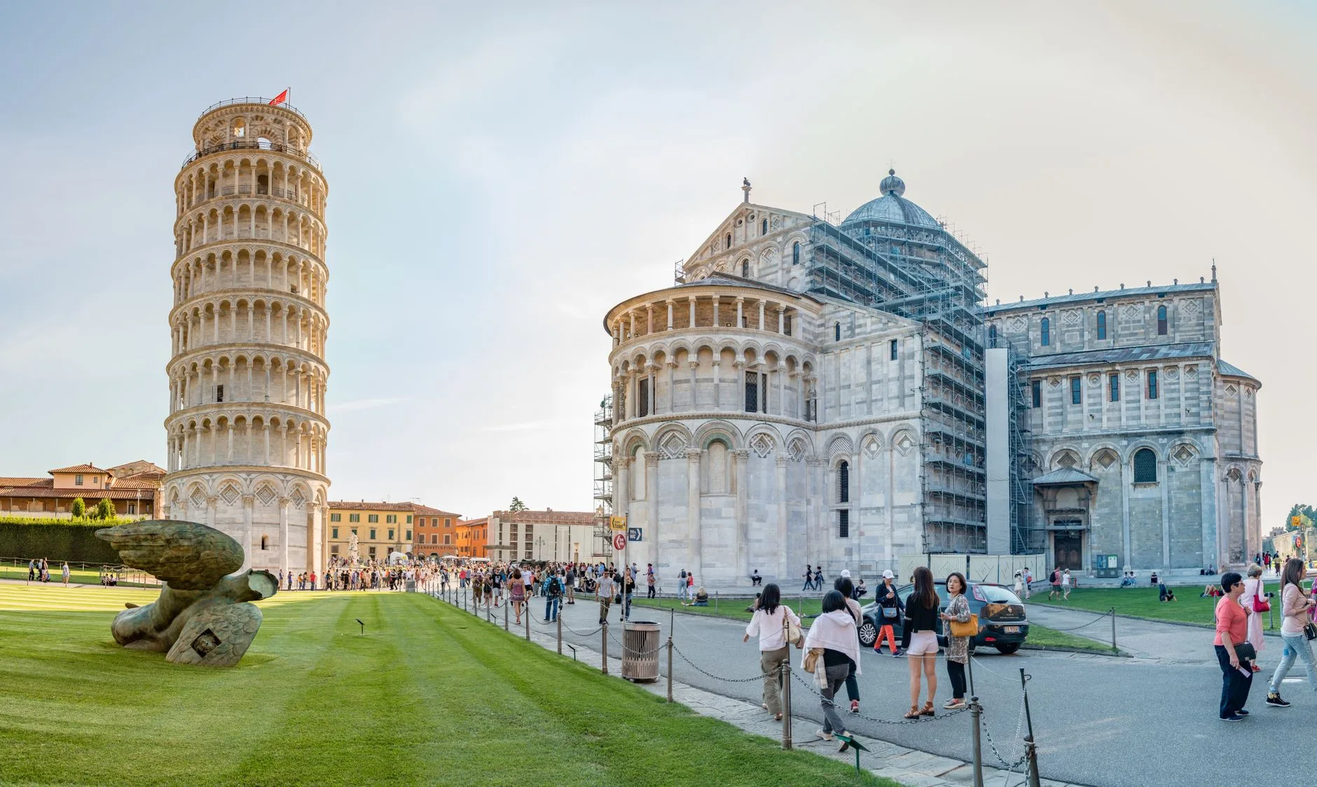 Place des Miracles à Pise avec la tour penchée et la cathédrale