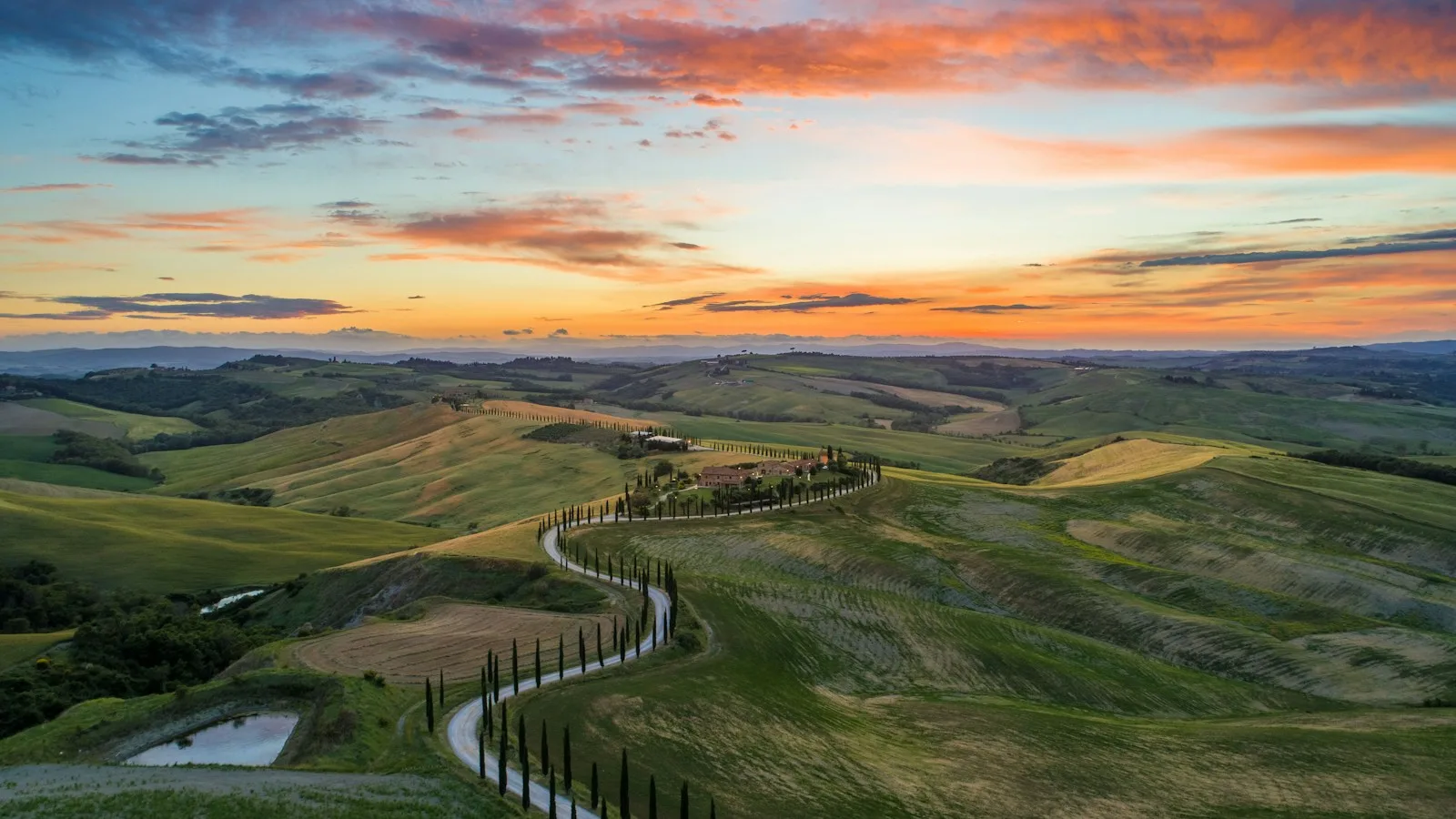 Collines et cyprès du val d'Orcia en Toscane